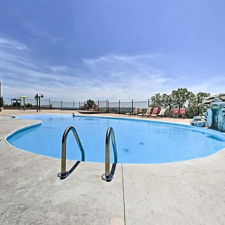 Branson Condo With Pool Near Silver Dollar City!